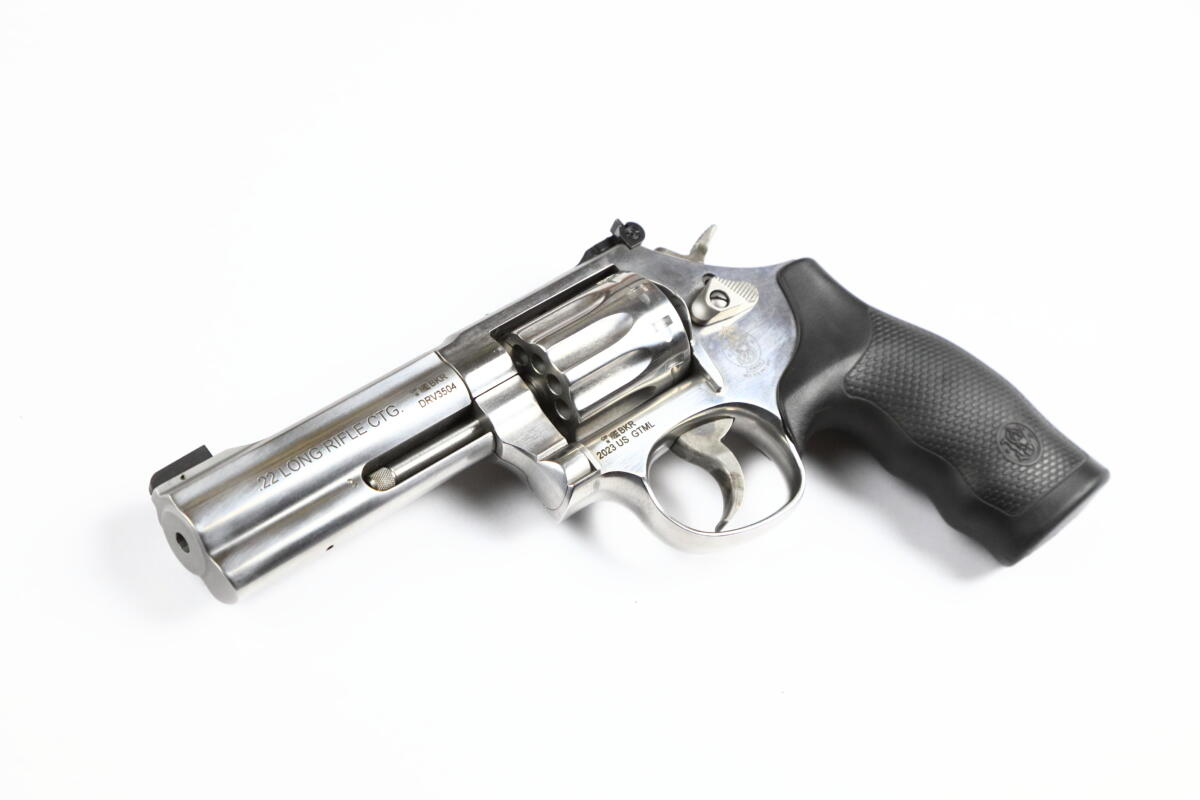 Smith & Wesson 617 4"